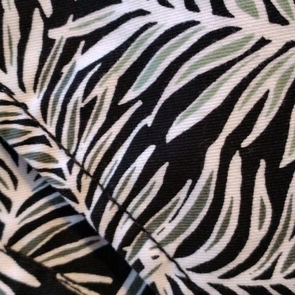 Khakis by Gap Leafy Shorts - Picture 9 of 9